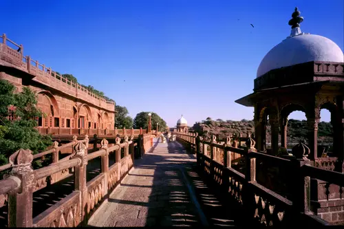 WelcomHeritage Bal Samand Lake Palace - Overview - Outdoors 1