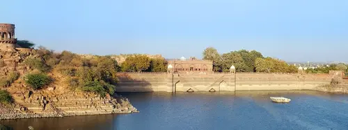 WelcomHeritage Bal Samand Lake Palace - Overview - Outdoors 27