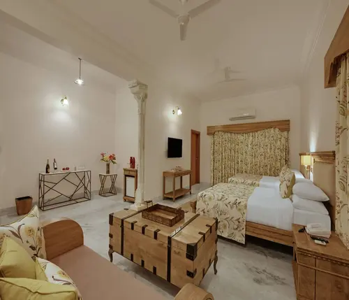 Fateh Garh, Udaipur - Rooms - 440 Sqft 41 Sqmt Mountain View King Bed 22