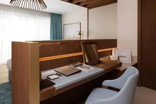 Jumeirah Gulf of Bahrain Resort & Spa - Rooms - 592 Sqft 55 Sqmt Swimming Pool View King Beds 39